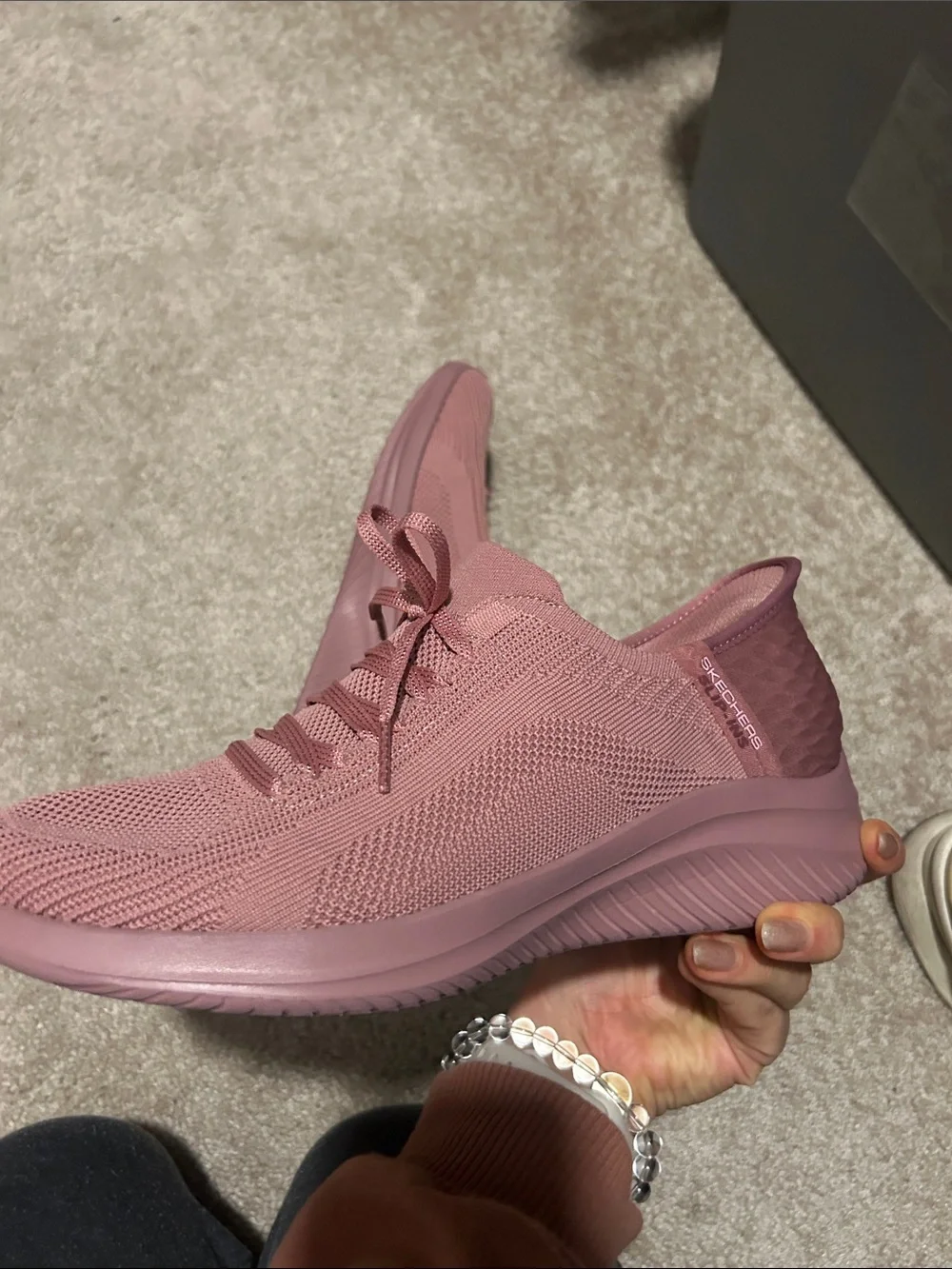 LIKE NEW Skechers Women’s Mauve Slip-On Knit Athletic Sneakers